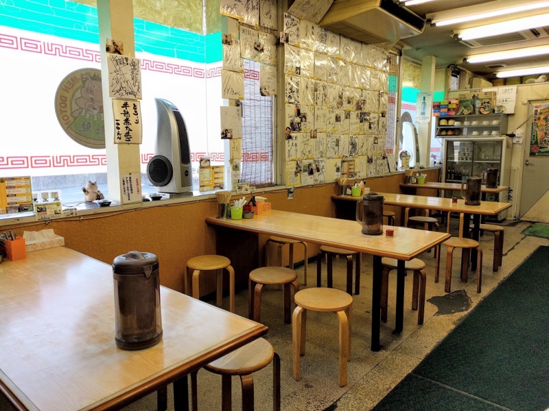 04テーブル席.jpg 04テーブル席