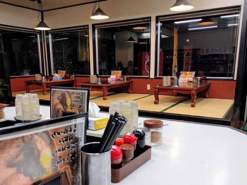 04カウンター席と小上がり.jpg 04カウンター席と小上がり