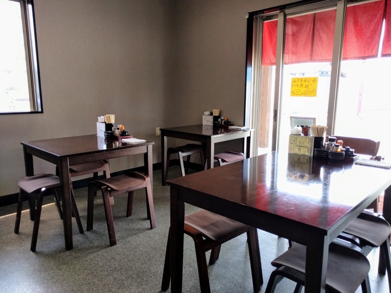 05テーブル席.jpg 05テーブル席