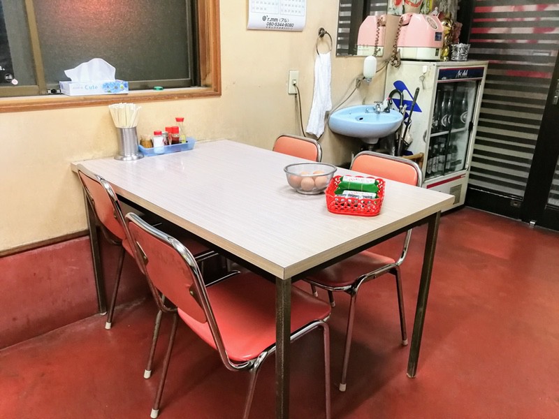 02テーブル席