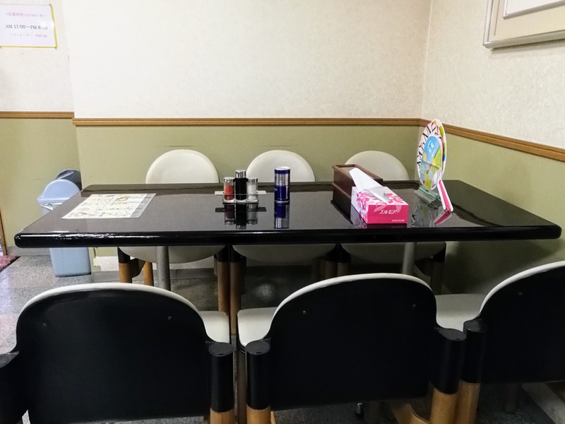 05テーブル席.jpg 05テーブル席