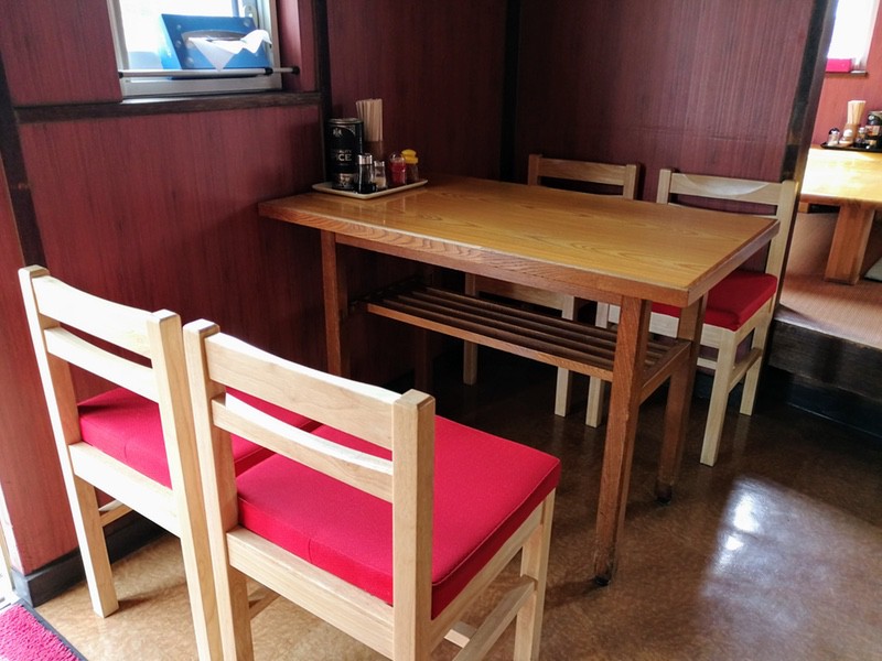 05テーブル席.jpg 05テーブル席