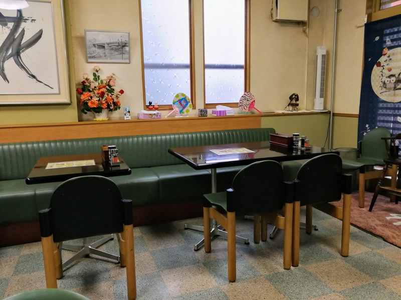 04テーブル席.jpg 04テーブル席