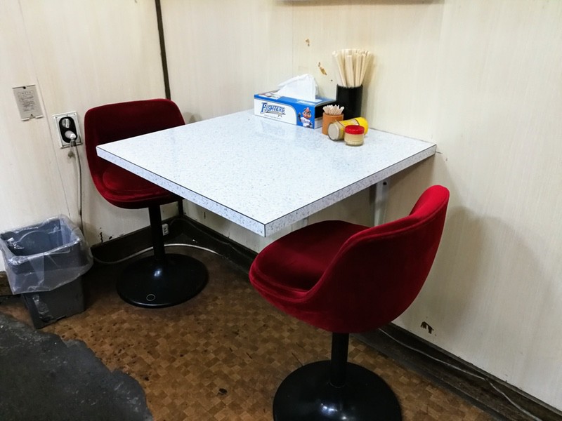 04テーブル席.jpg 04テーブル席