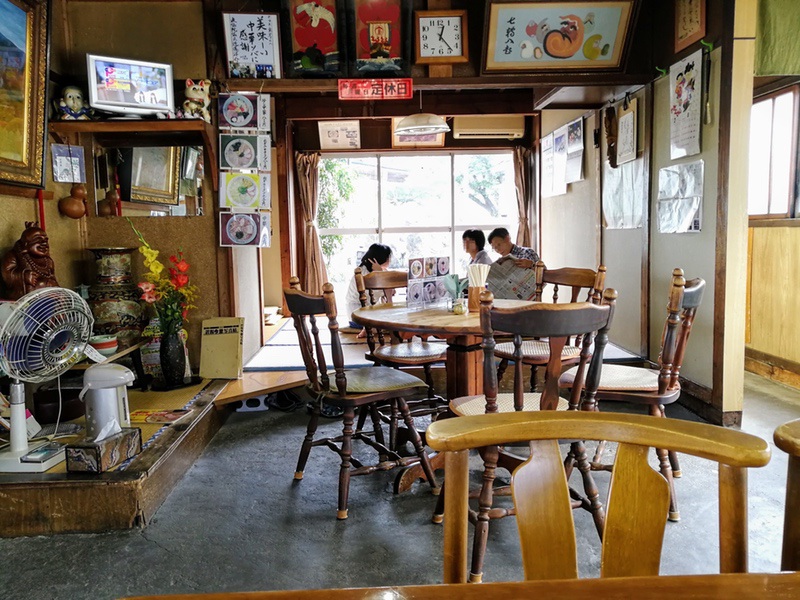 07テーブル席と小上がり.jpg 07テーブル席と小上がり