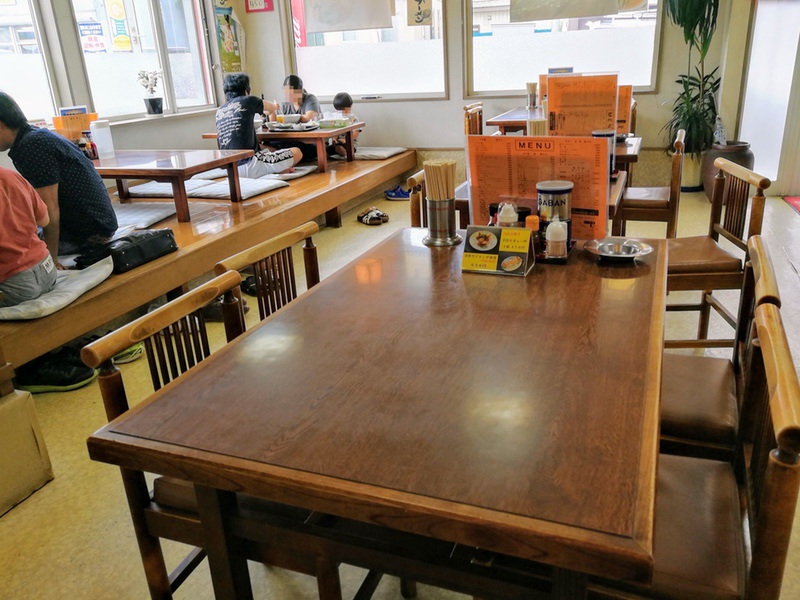 04テーブル席.jpg 04テーブル席