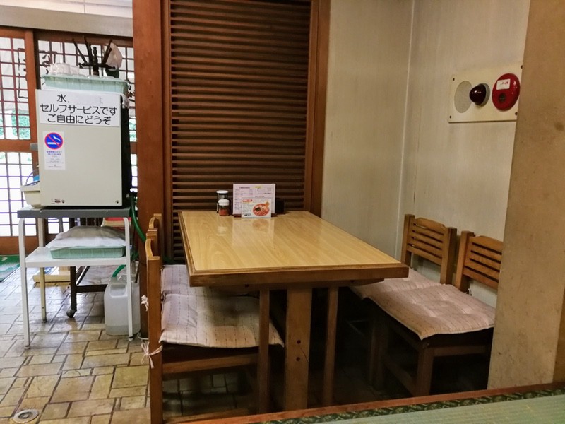 04テーブル席.jpg 04テーブル席