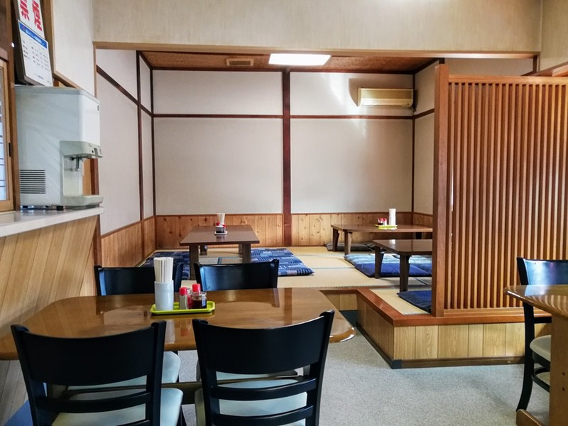 04テーブル席.jpg 04テーブル席