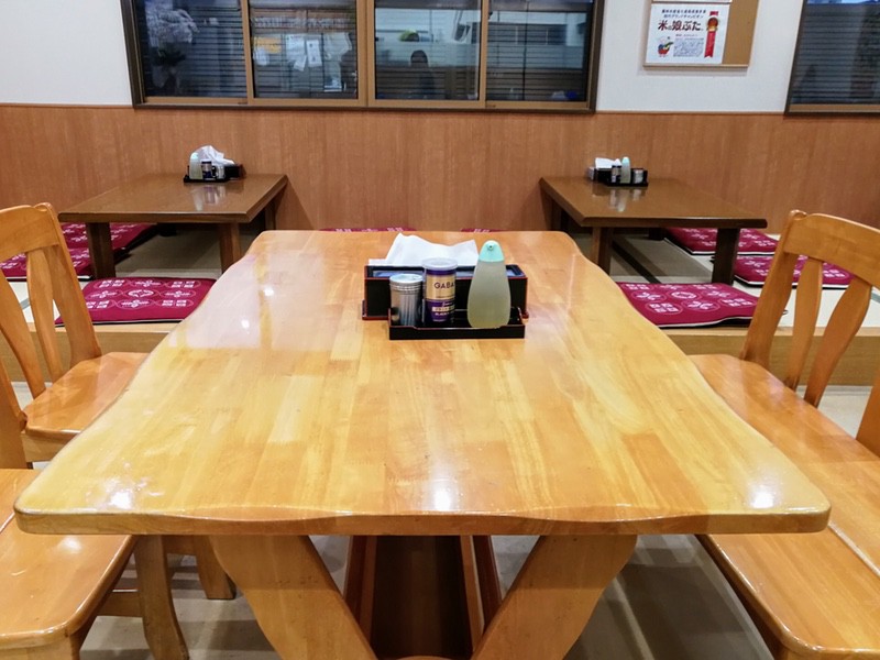 06テーブル席.jpg 06テーブル席