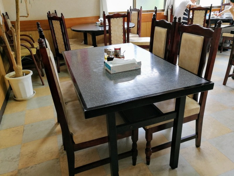 04テーブル席.jpg 04テーブル席