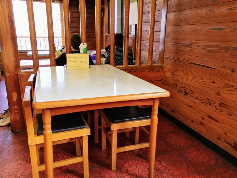 05テーブル席.jpg 05テーブル席