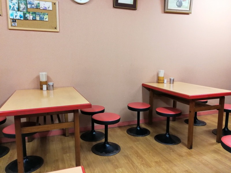 05テーブル席.jpg 05テーブル席