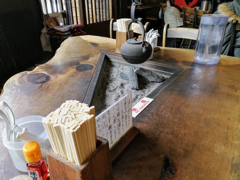 04テーブル席.jpg 04テーブル席