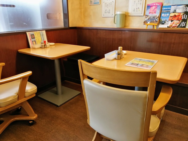 06テーブル席.jpg 06テーブル席