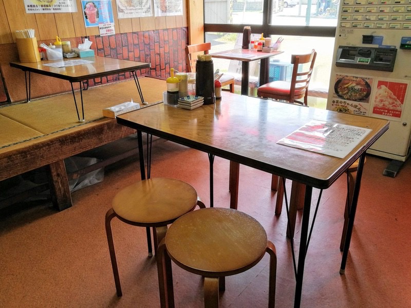 03テーブル席.jpg 03テーブル席