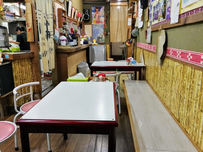 05テーブル席.jpg 05テーブル席