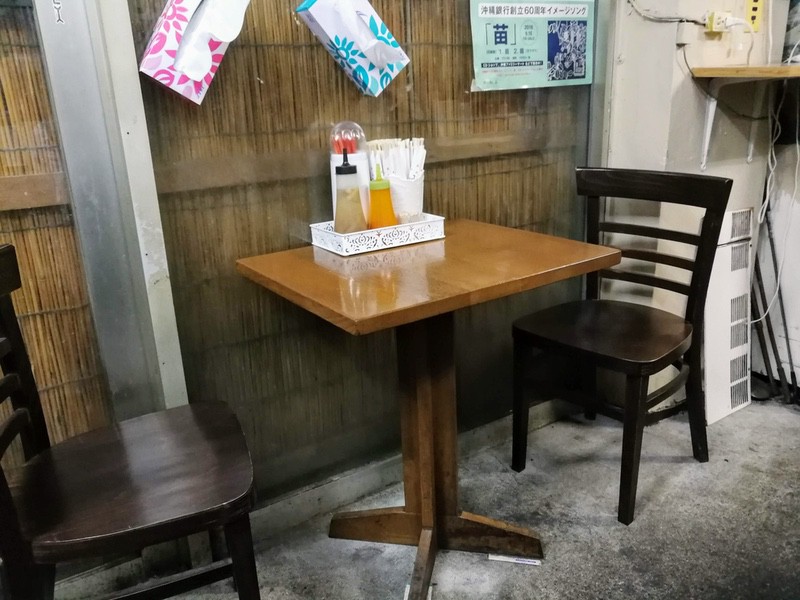 04テーブル席.jpg 04テーブル席