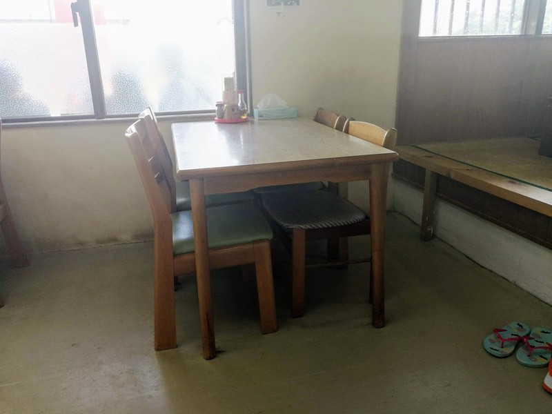 04テーブル席.jpg 04テーブル席