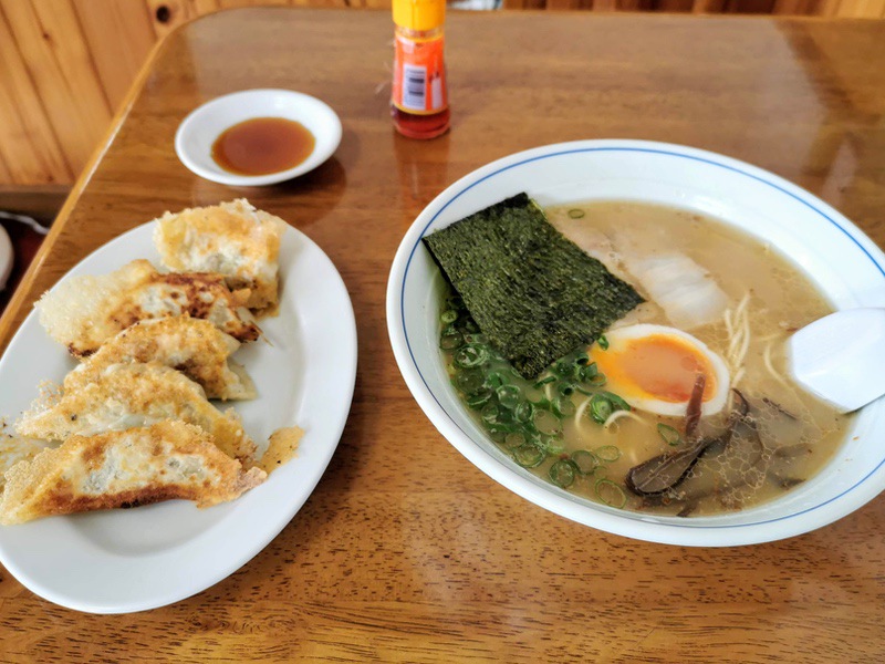 08村主亭ラーメン鉄鍋餃子.jpg 08村主亭ラーメン鉄鍋餃子