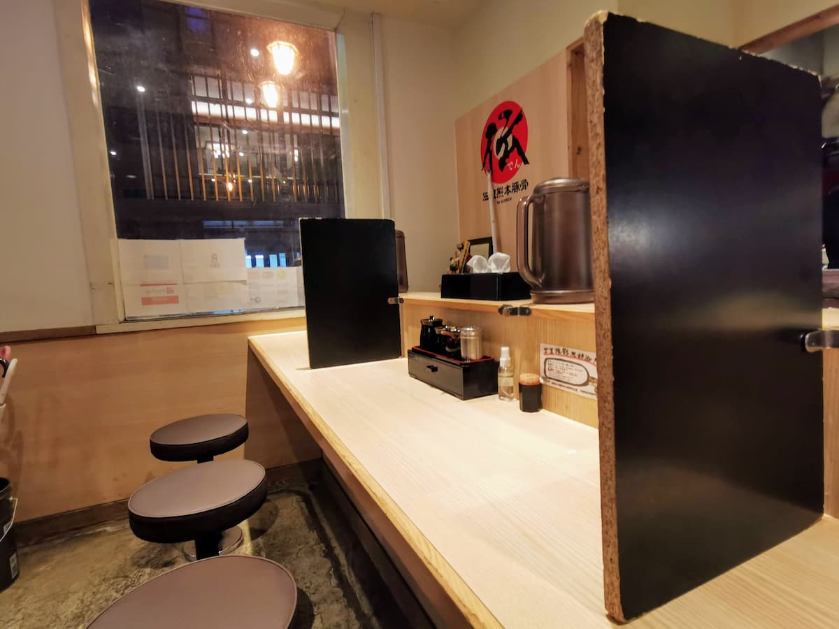 06カウンター席.jpg 06カウンター席