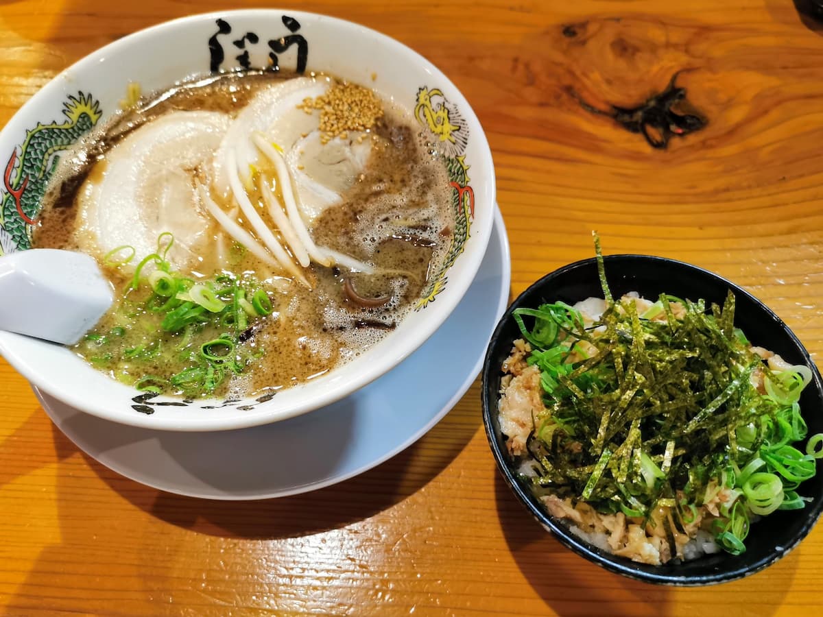 11黒とんこつらーめんチャーシューご飯セット