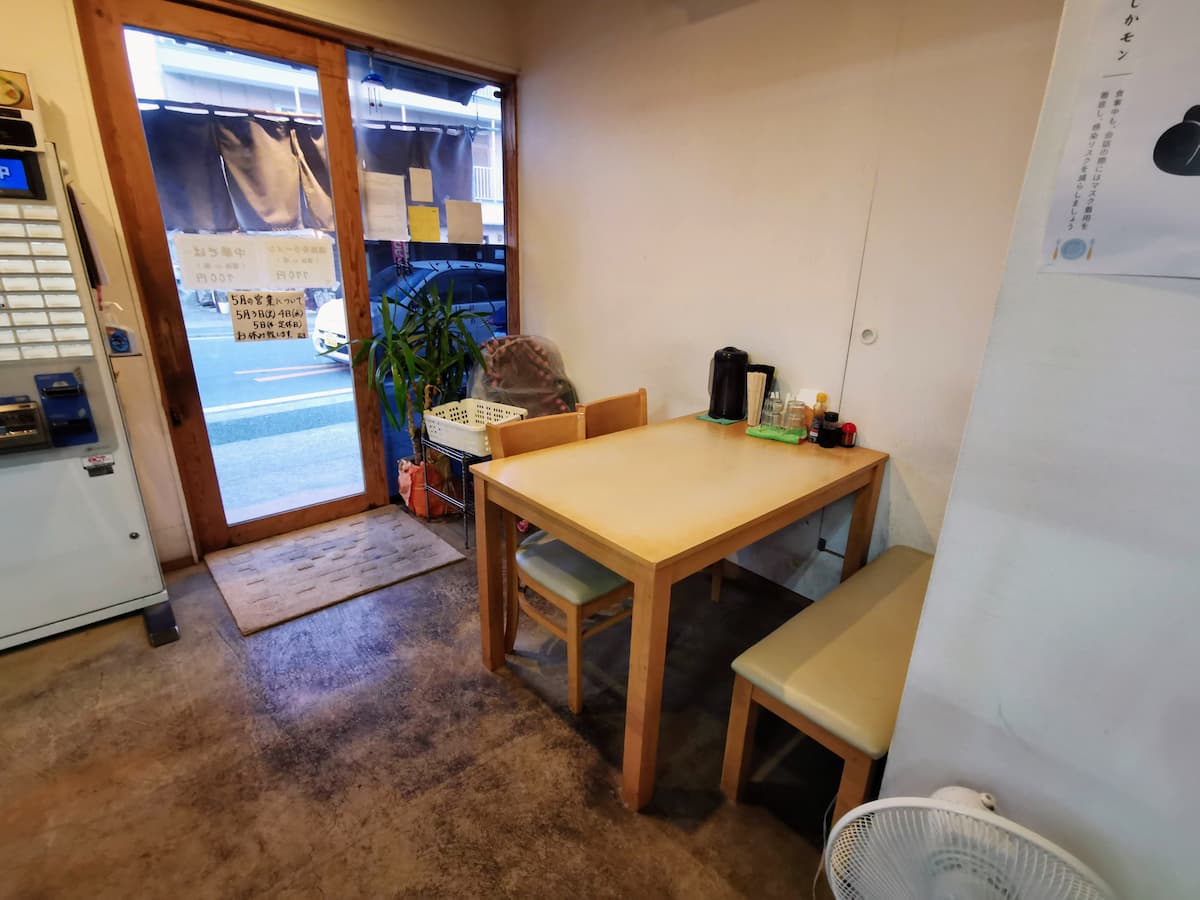 06テーブル席.jpg 06テーブル席