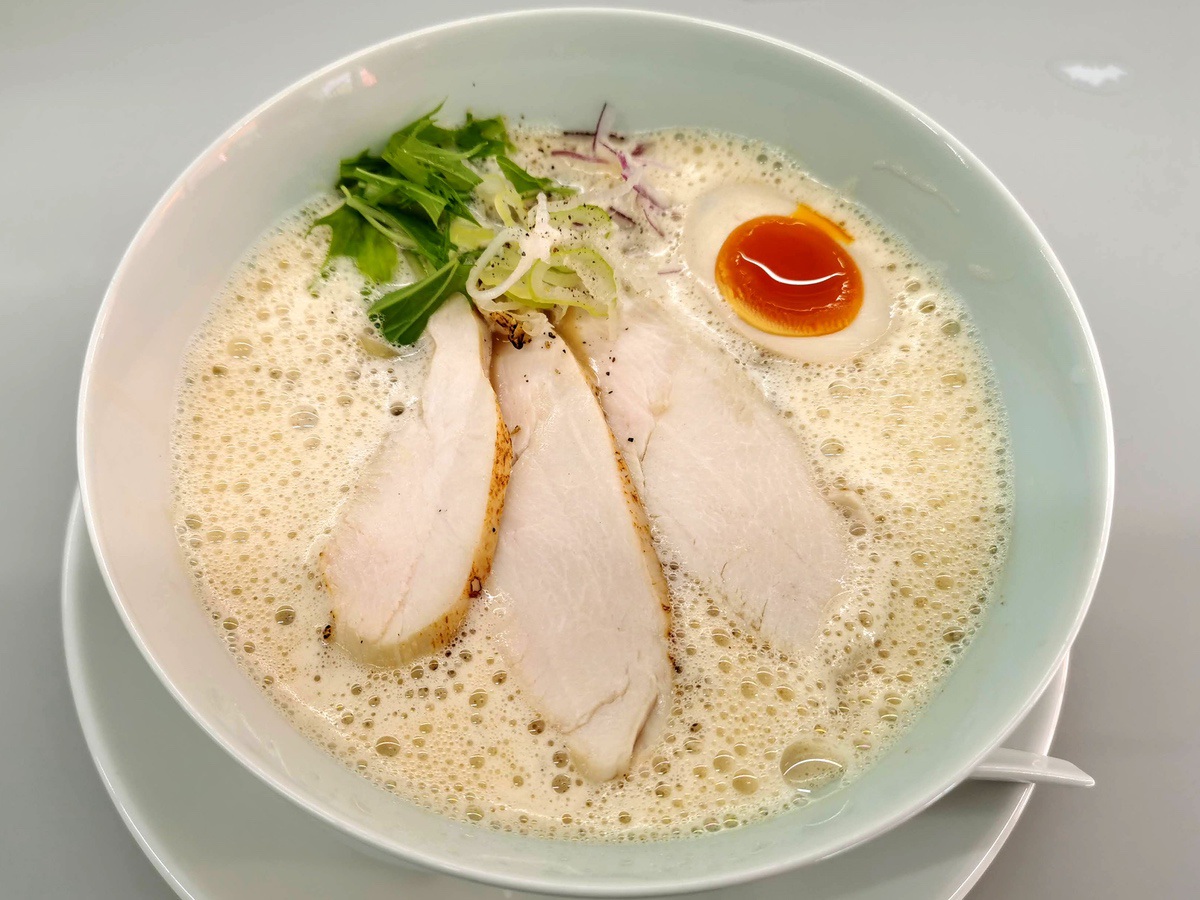 16鶏白湯そば