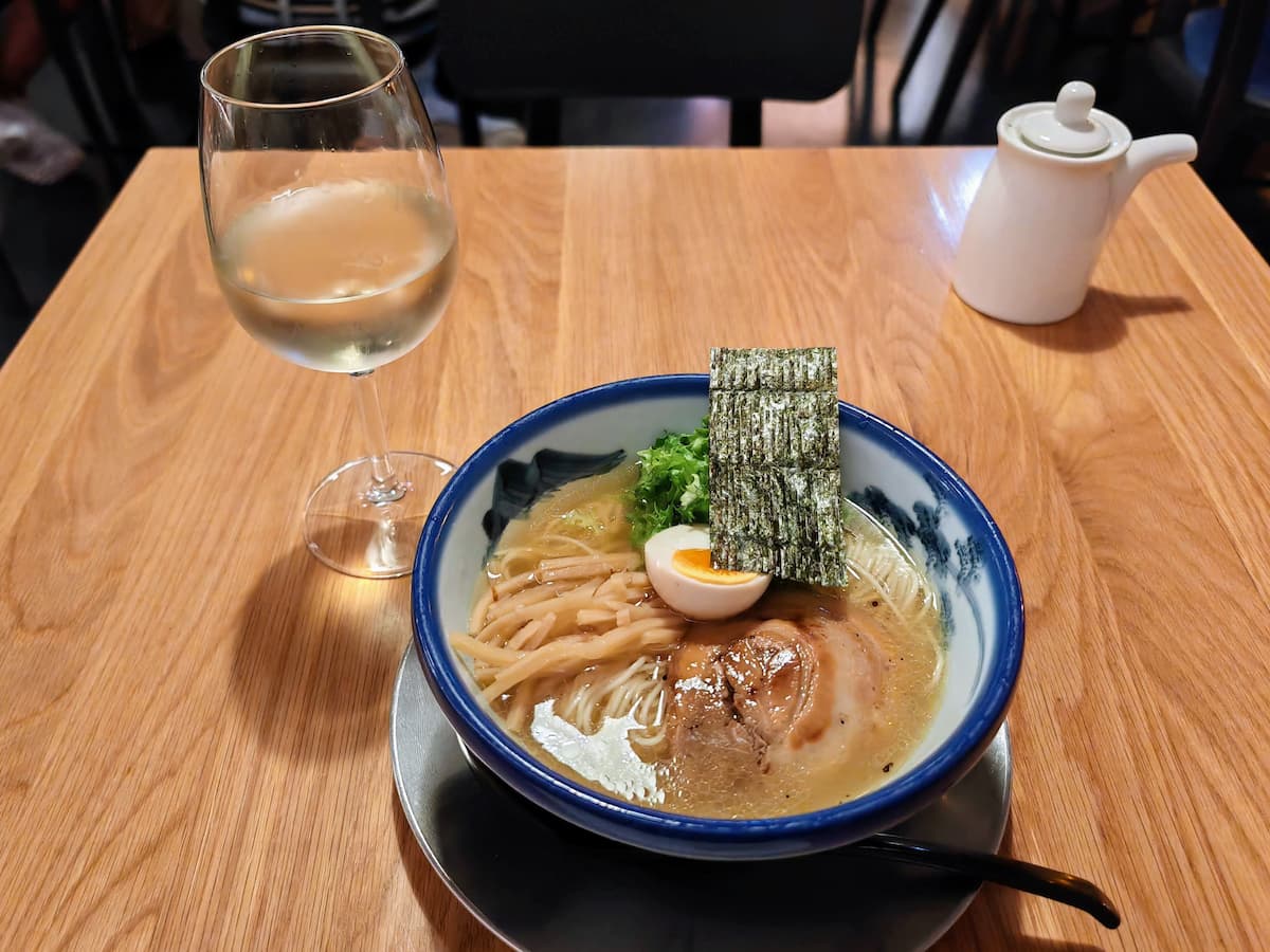 11ヴィーニョ・ヴェルデとラーメン.jpg 11ヴィーニョ ヴェルデとラーメン
