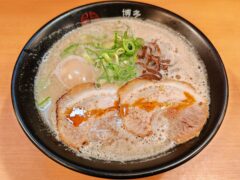 博多くまちゃんらぁめん大名本店｜福岡県福岡市｜味玉入りクリーミーとんこつ